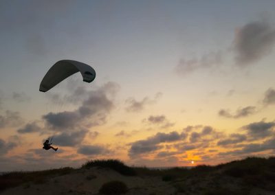 Emo che vola in parapendio sulle dune di Pilar