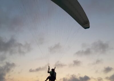 Emo, parapendio sulle dune di Pilar